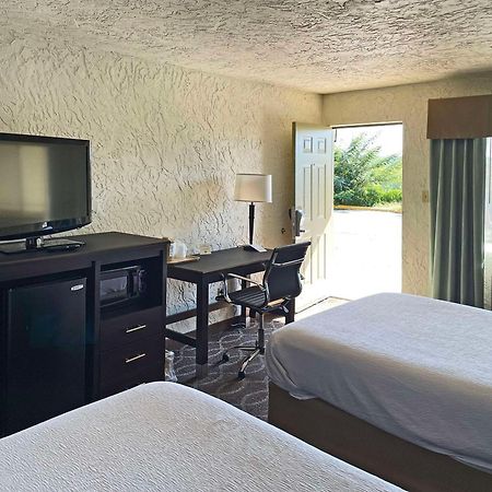 Quality Inn Clinton North Buitenkant foto